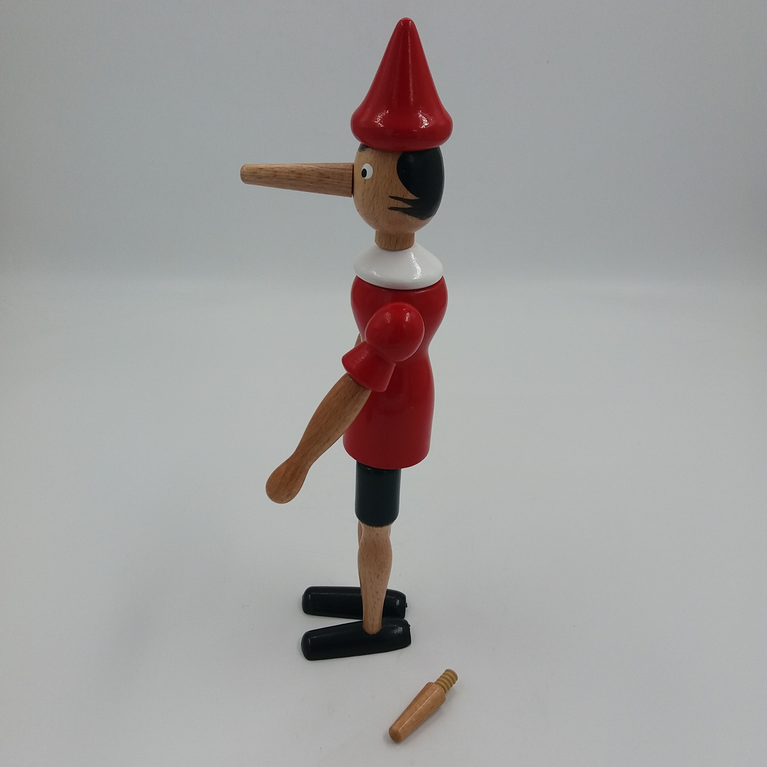 Voir photo 3 de Pinocchio en bois peint. Articulé. 32 cm. Pinocchio en bois peint. Articulé. 32 cm. Très bon état - Vue 3 -